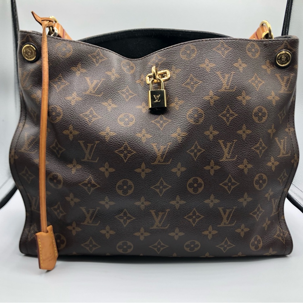 LOUIS VUITTON
GAIA MONOGRAM NOIR HANDBAG